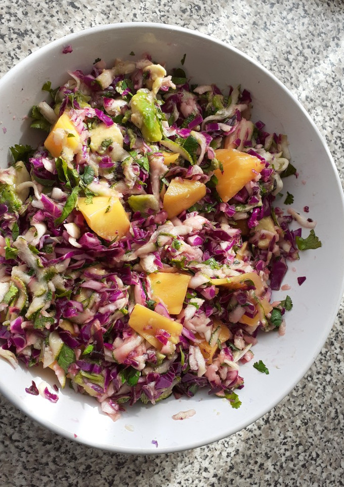 Una foto de Ensalada con mango 😁😁