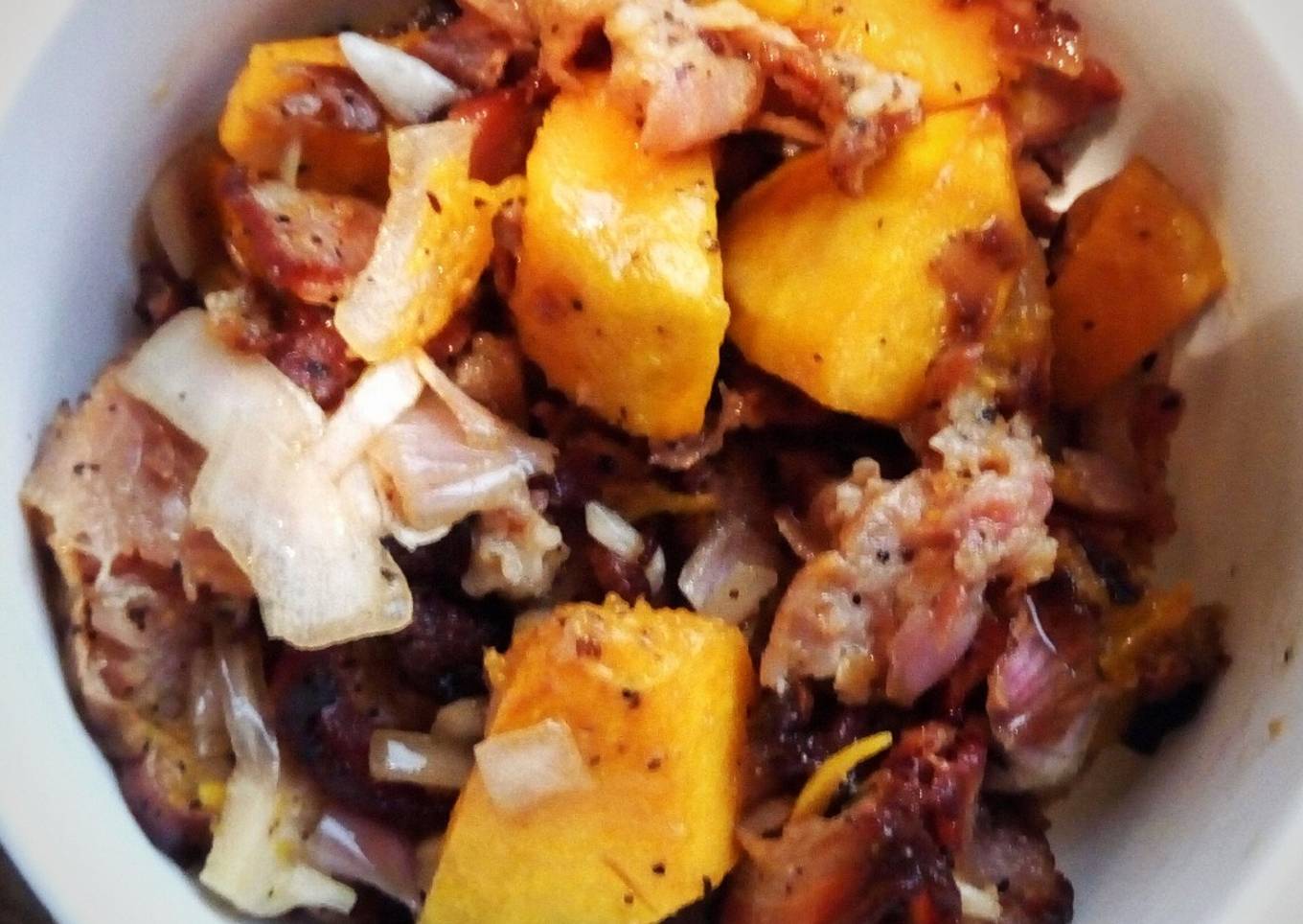 Spaghetti with bacon and pumpkin