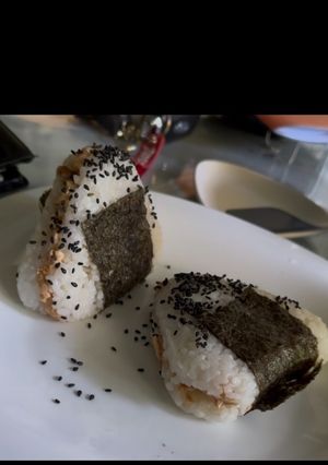 Una foto de Onigiris de salmón 🍙