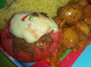 Una foto de Tomates Rellenos y Papitas Cambray Salteadas