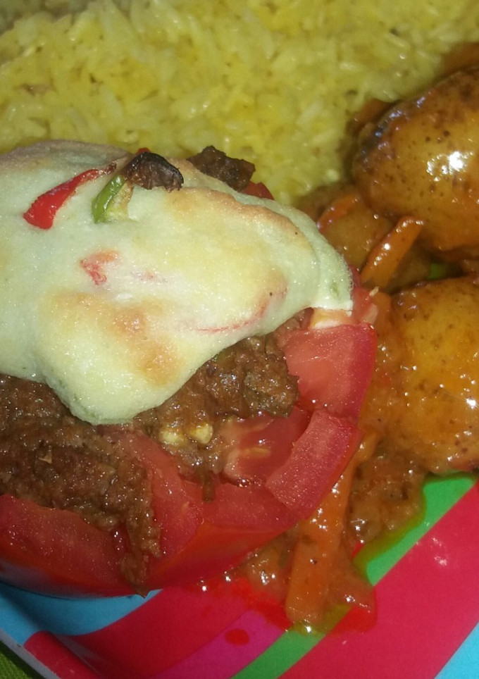 Una foto de Tomates Rellenos y Papitas Cambray Salteadas