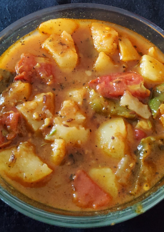 குடமிளகாய், உருளைகிழங்கு கிரேவி(வெங்காயம் பூண்டு இல்லாதது) செய்முறை முக்கிய புகைப்படம்