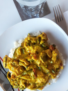 Una foto de Salmón al curry con verduras