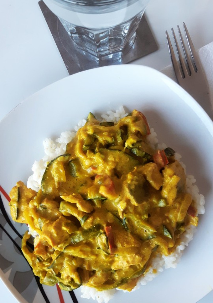 Una foto de Salmón al curry con verduras