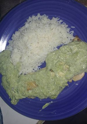Una foto de Pollo a la plancha con salsa de brócoli. (Arroz opcional)