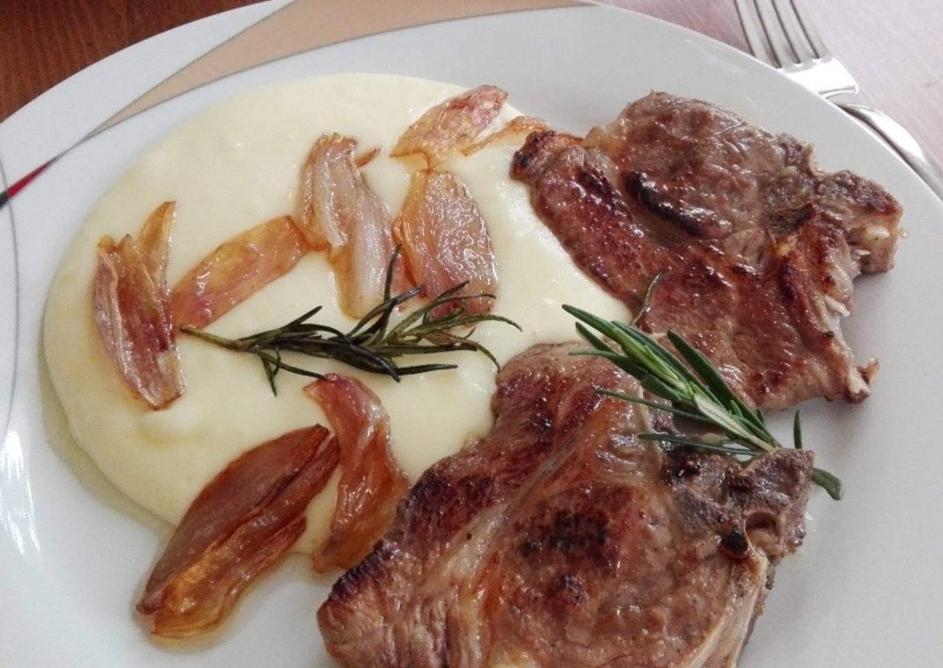 Chuletas de cordero marinadas en ajo y limón