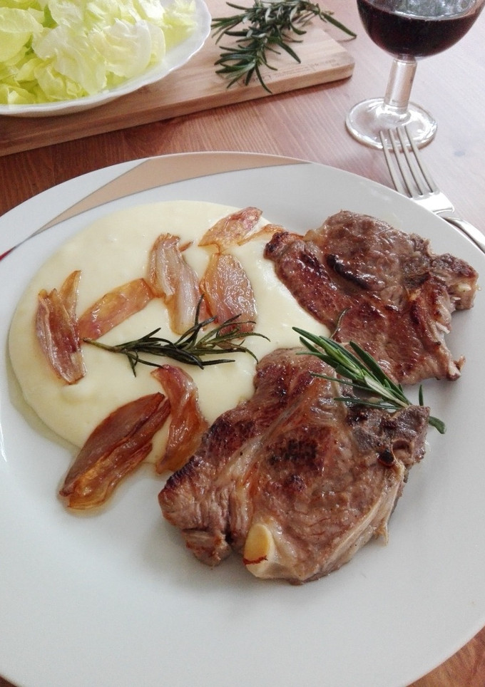 Una foto de Chuletas de cordero marinadas en ajo y limón