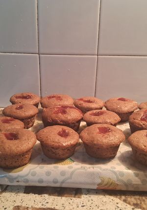 Una foto de Muffins veganos de bananas y cacao rellenos con mermelada de membrillo