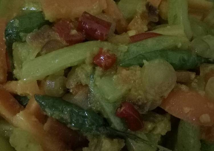 Acar bumbu kuning