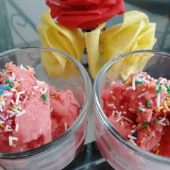 A picture of Strawberry Frozen Yoghurt.