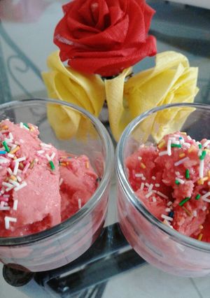 A picture of Strawberry Frozen Yoghurt.
