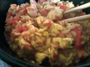 Una foto de arroz con pollo curry