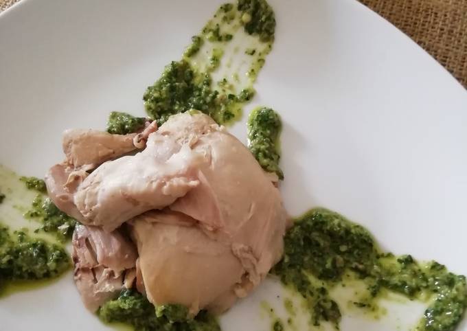 Pollo in brodo con salsa verde