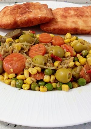 Foto principal de Salmón frito con salteado de verduras con brotes de judías y aceitunas