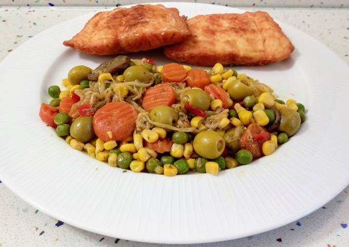 Foto principal de Salmón frito con salteado de verduras con brotes de judías y aceitunas