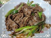一張蔥爆牛肉的照片
