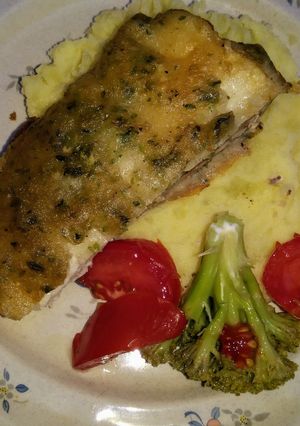 Una foto de Pescado frito con puré