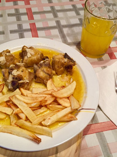 Una foto de Pollo al ajillo con limón