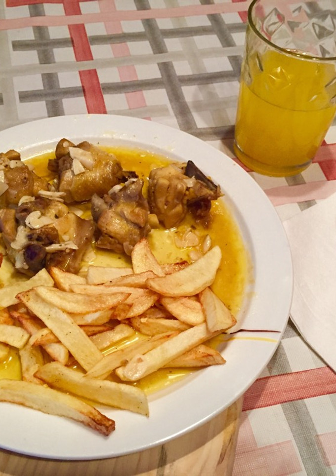 Una foto de Pollo al ajillo con limón