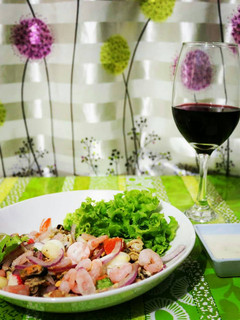Una foto de Ceviche mixto, salsa de ajo & ciboulette