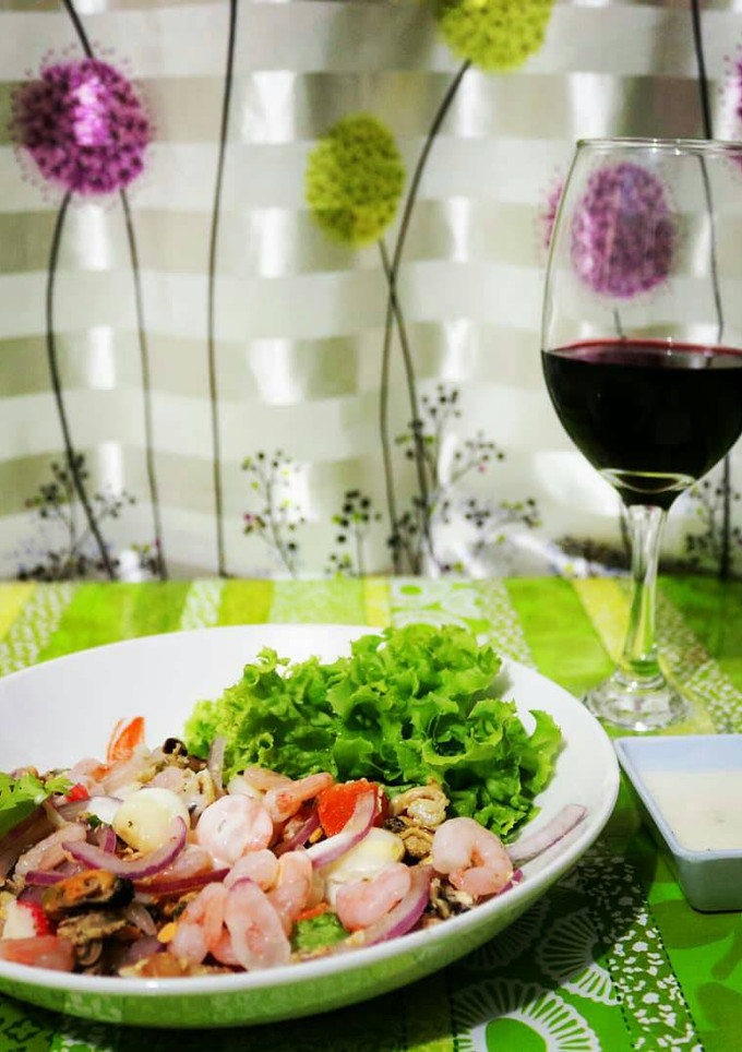 Una foto de Ceviche mixto, salsa de ajo & ciboulette