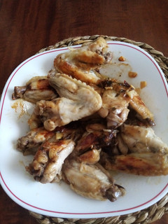 Una foto de Alitas de pollo al ajillo
