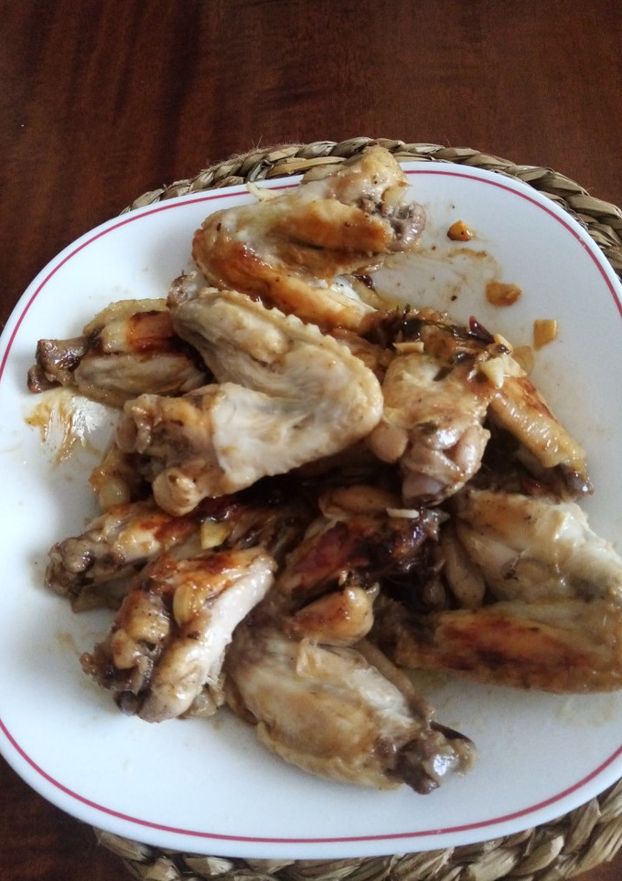 Una foto de Alitas de pollo al ajillo
