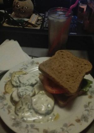 Una foto de Hamburguesas de soya y papas al horno con salsa de ciboulette