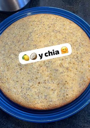 Una foto de Torta de coco, limón y chía 🙏🏻🤪