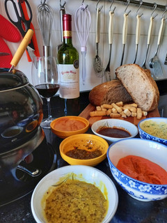 Una foto de Fondue de carne con dips variados 😋