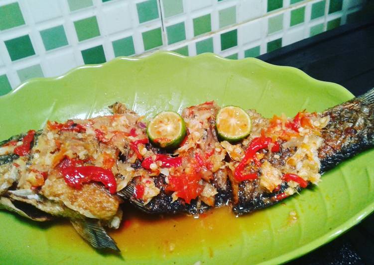 Resep Pecak Ikan Mas Simple Oleh Euis Ratna Ningsih Cookpad