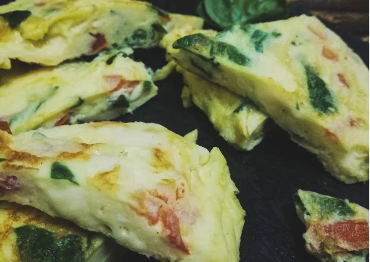 Arahan Memasak Omelet with spinach &amp; tomatoes yang Sederhan