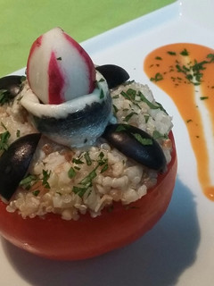Foto principal de Tomate relleno de quinoa y arroz integral