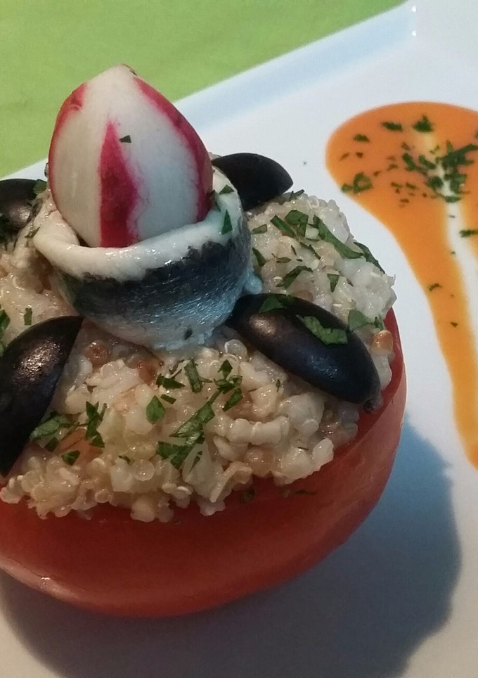 Una foto de Tomate relleno de quinoa y arroz integral
