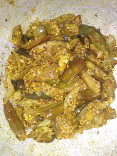 எண்ணெய் கத்திரிக்காய் பொரியல் (ennai kathirikkai poriyal recipe in tamil) செய்முறை முக்கிய புகைப்படம்