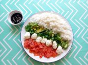 Una foto de poke de salmón ahumado