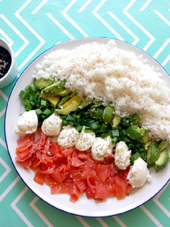 Una foto de Poke Salad con salmón ahumado