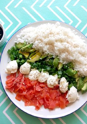 Una foto de Poke Salad con salmón ahumado
