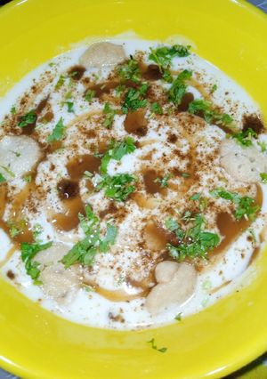 A picture of Fried Lentil Fritters In Yoghurt Sauce.