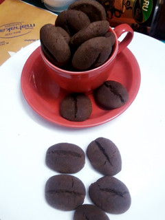 કોફી બીન્સ કુકીઝ (Coffee Beans Cookies Recipe In Gujarati) રેસીપી મુખ્ય ફોટો