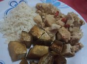 Una foto de pollo con batata al horno