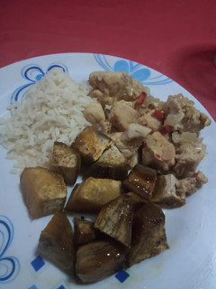 Una foto de Pollo al curry con arroz y batatas caramelizadas