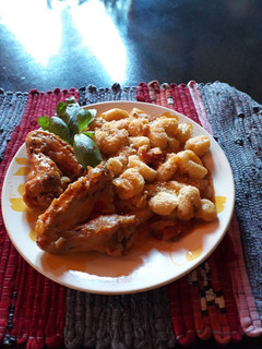 Una foto de Ñoquis de papas con salsa