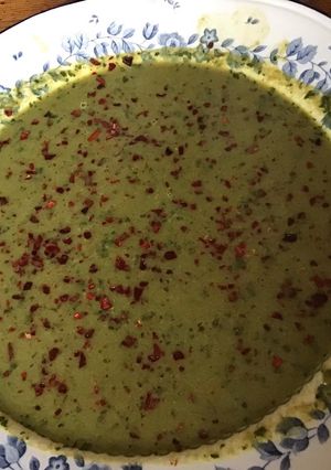 Une photo de Soupe de cresson et céleri branche au curry et coriandre fraîche