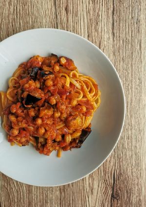 Une photo de Linguines aux pois-chiche et aubergines grillés