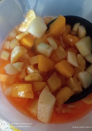 Una foto de Salpicón súper rápido 🍎🍉🥭🍏🍍🍌