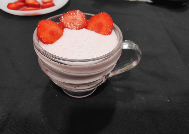 How to Cook Yummy Strawberry & Banana smoothie
