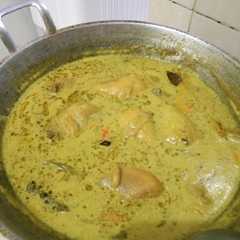 A picture of Opor Ayam Bumbu Kuning.