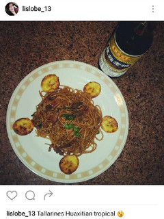 Una foto de Tallarines con vegetales y salsa Huaxitian