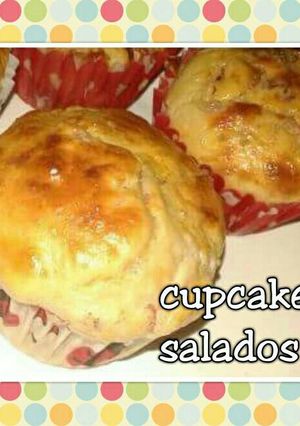 Una foto de Cupcakes salados rellenos con jamon y queso
